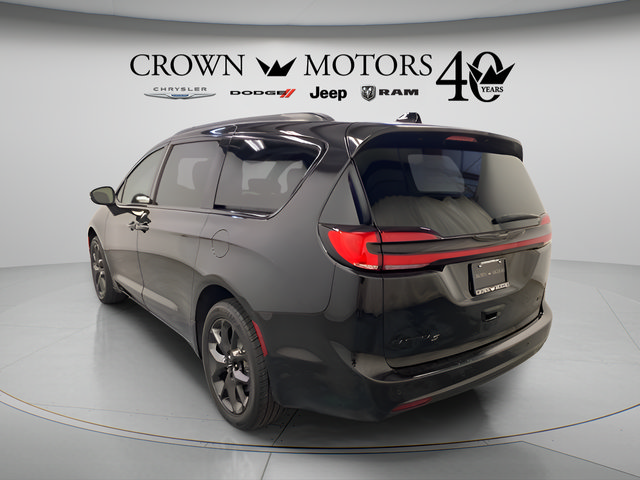 Used 2023 Chrysler Pacifica Touring-L w/ S Appearance Package AWD/4WD image 4