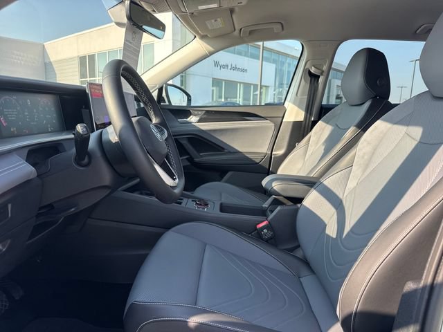 Used 2025 Volkswagen Tiguan SE FWD image 14