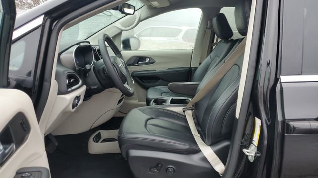 Certified 2024 Chrysler Pacifica Touring-L image 5