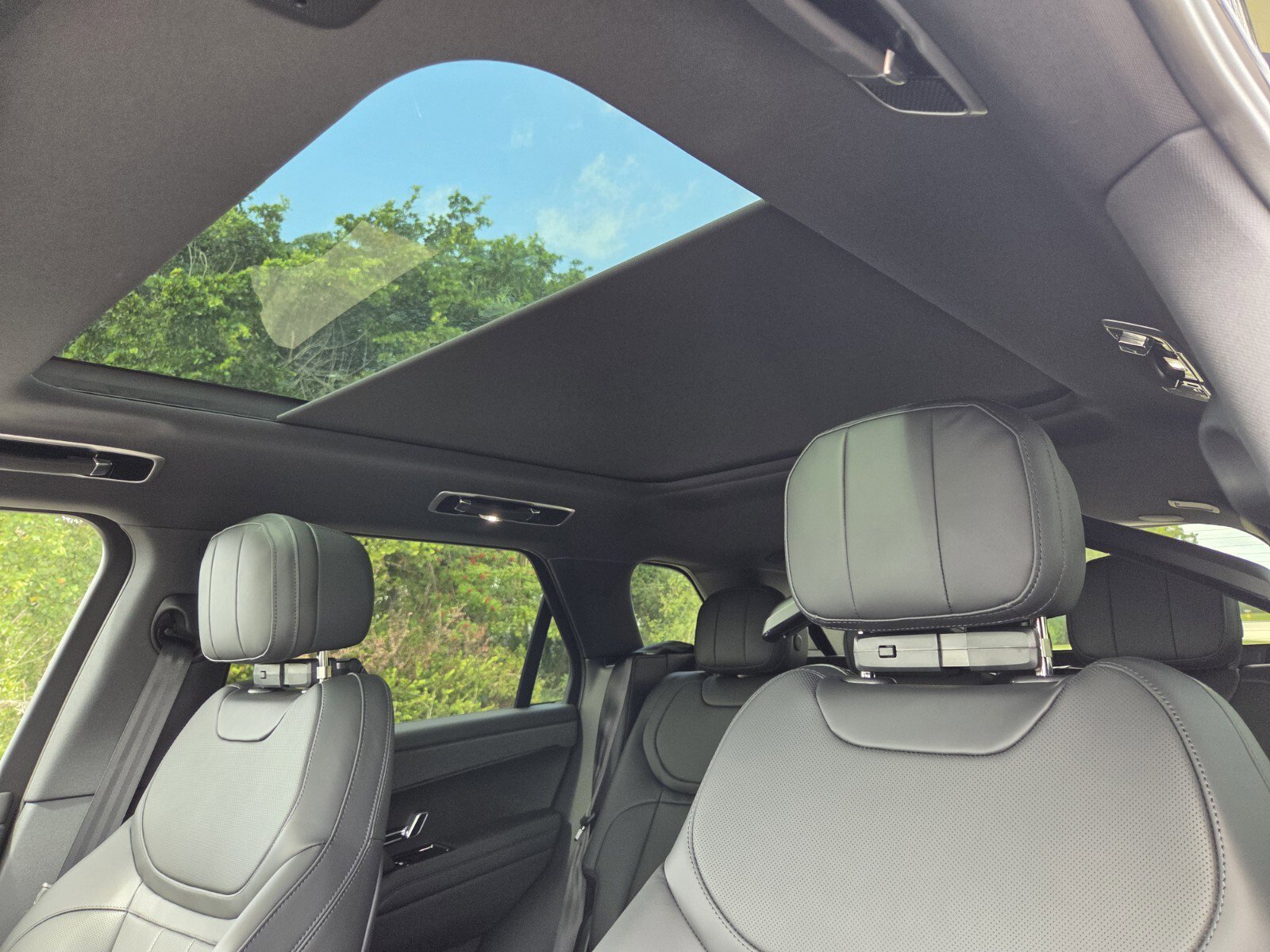 New 2025 Land Rover Range Rover Sport SE image 13