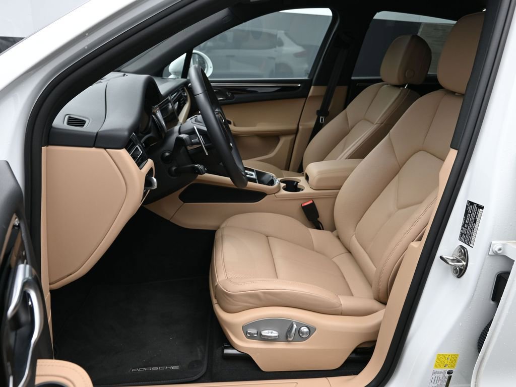 Certified 2025 Porsche Macan image 5
