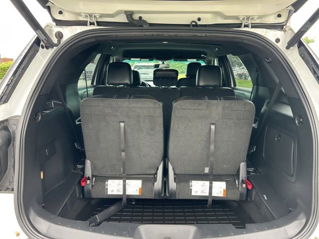 Used 2017 Ford Explorer XLT w/ Equipment Group 202A AWD/4WD image 11