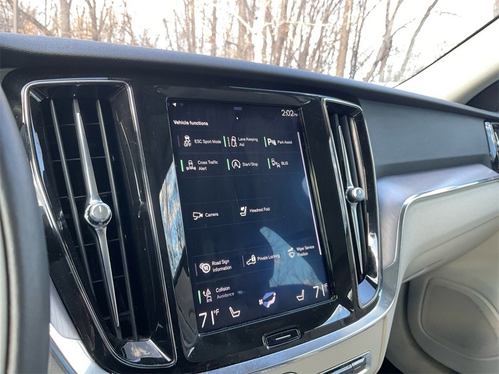 Used 2020 Volvo V60 T5 Momentum image 22