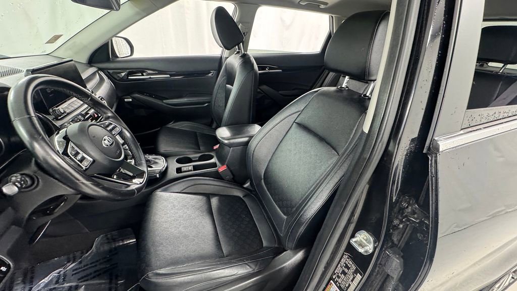 Used 2021 Kia Seltos SX w/ SX Sunroof Package image 10