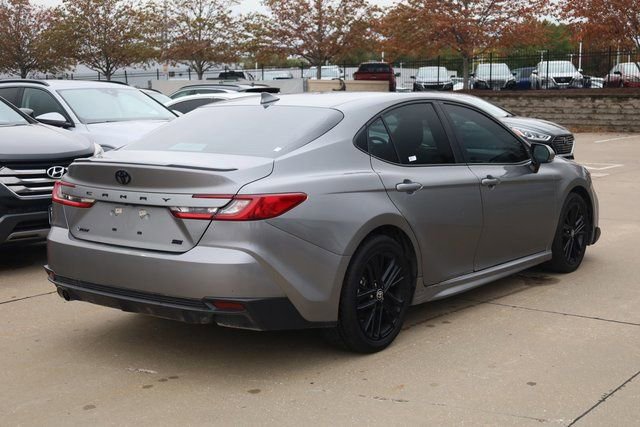 Used 2025 Toyota Camry SE image 5