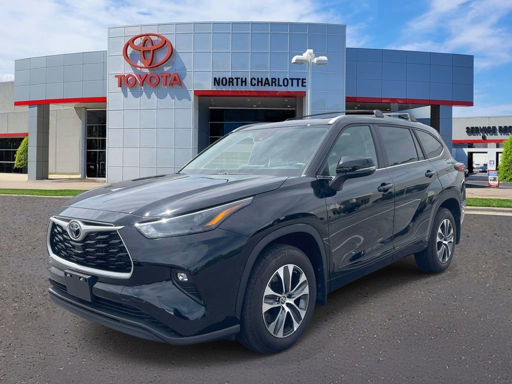 Used 2023 Toyota Highlander XLE image 4
