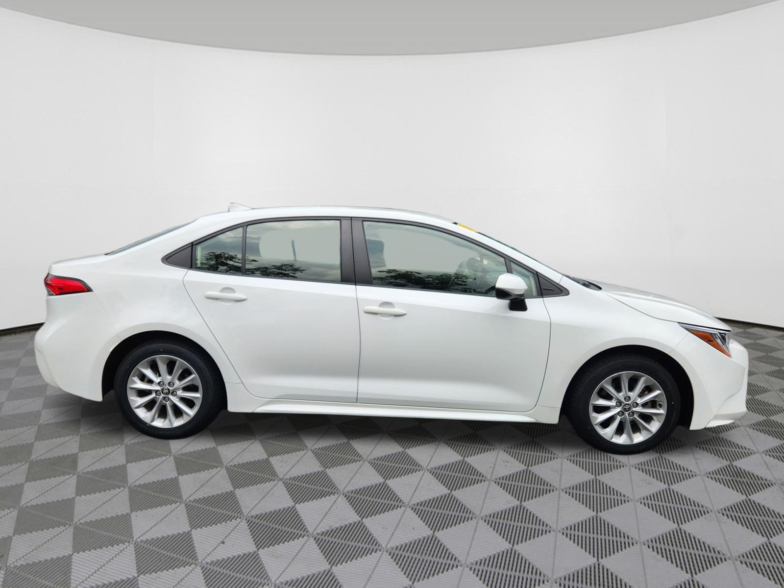 Used 2022 Toyota Corolla LE w/ LE Convenience Package FWD image 6