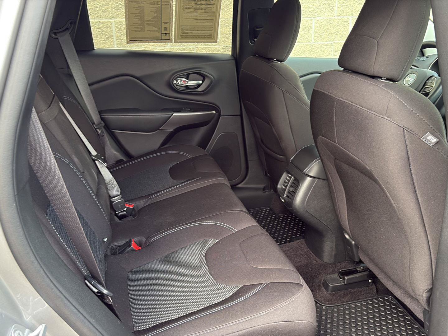 Used 2019 Jeep Cherokee Latitude w/ Cold Weather Group AWD/4WD image 25