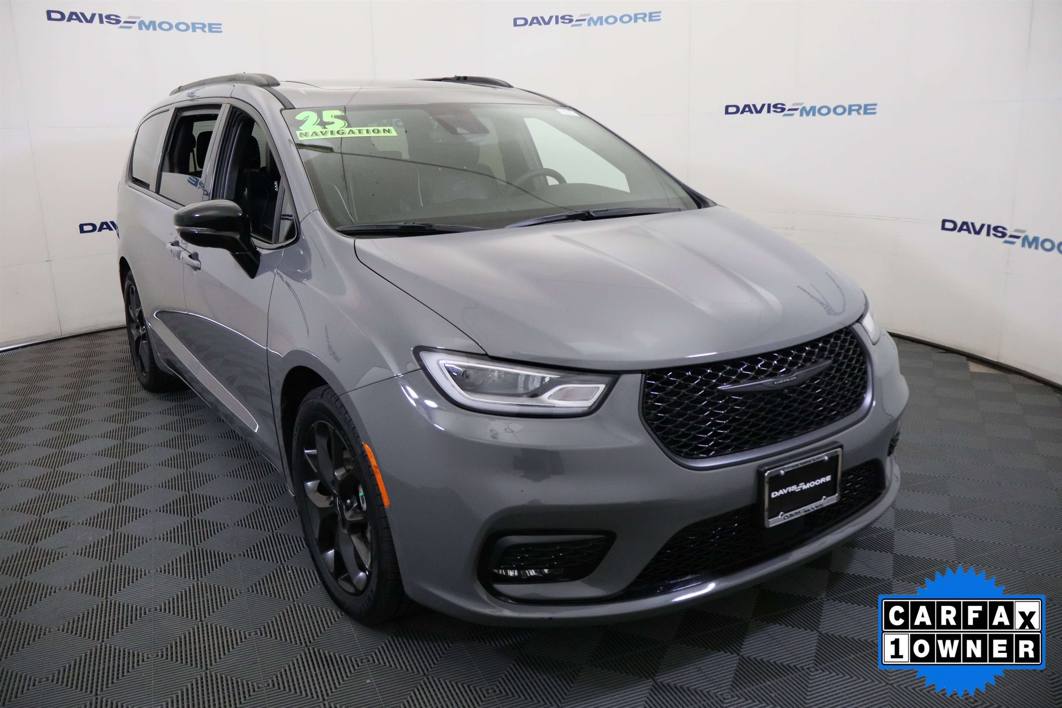 Used 2025 Chrysler Pacifica Limited image 3