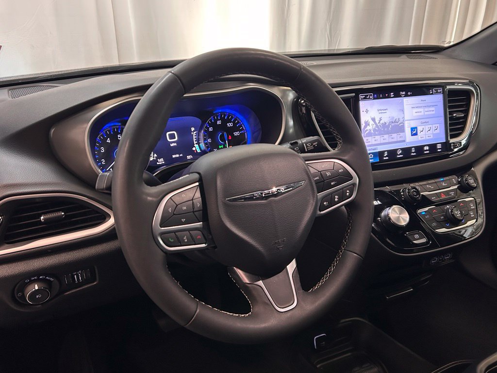 Used 2025 Chrysler Pacifica Select FWD image 4
