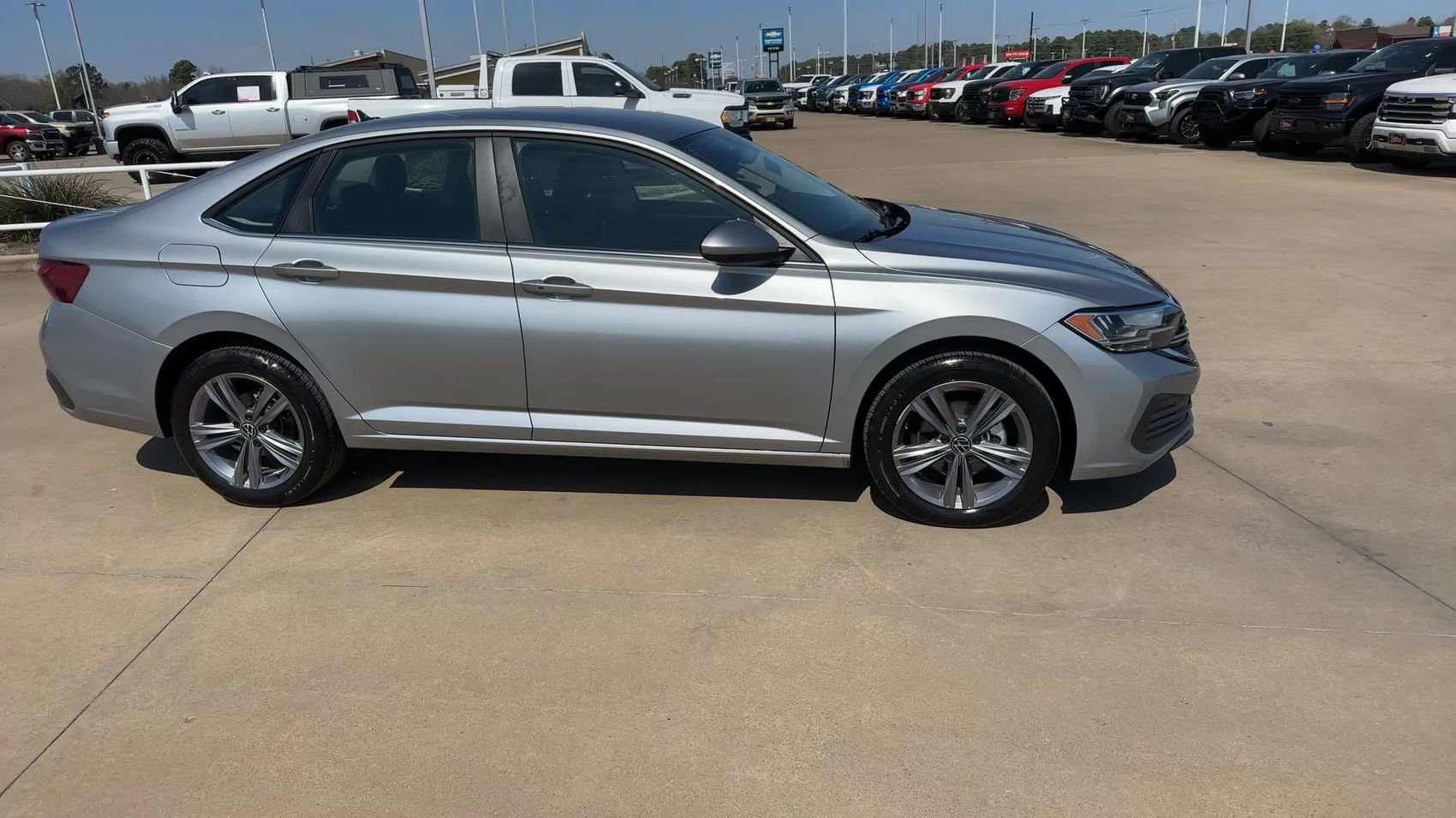 Used 2024 Volkswagen Jetta SE FWD image 9