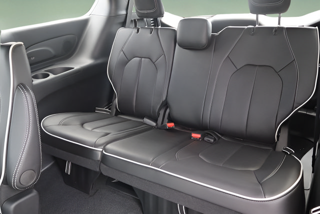 New 2027 Chrysler Pacifica Limited FWD image 25