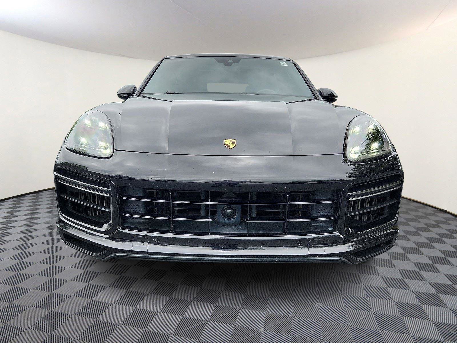 Used 2020 Porsche Cayenne Turbo image 2