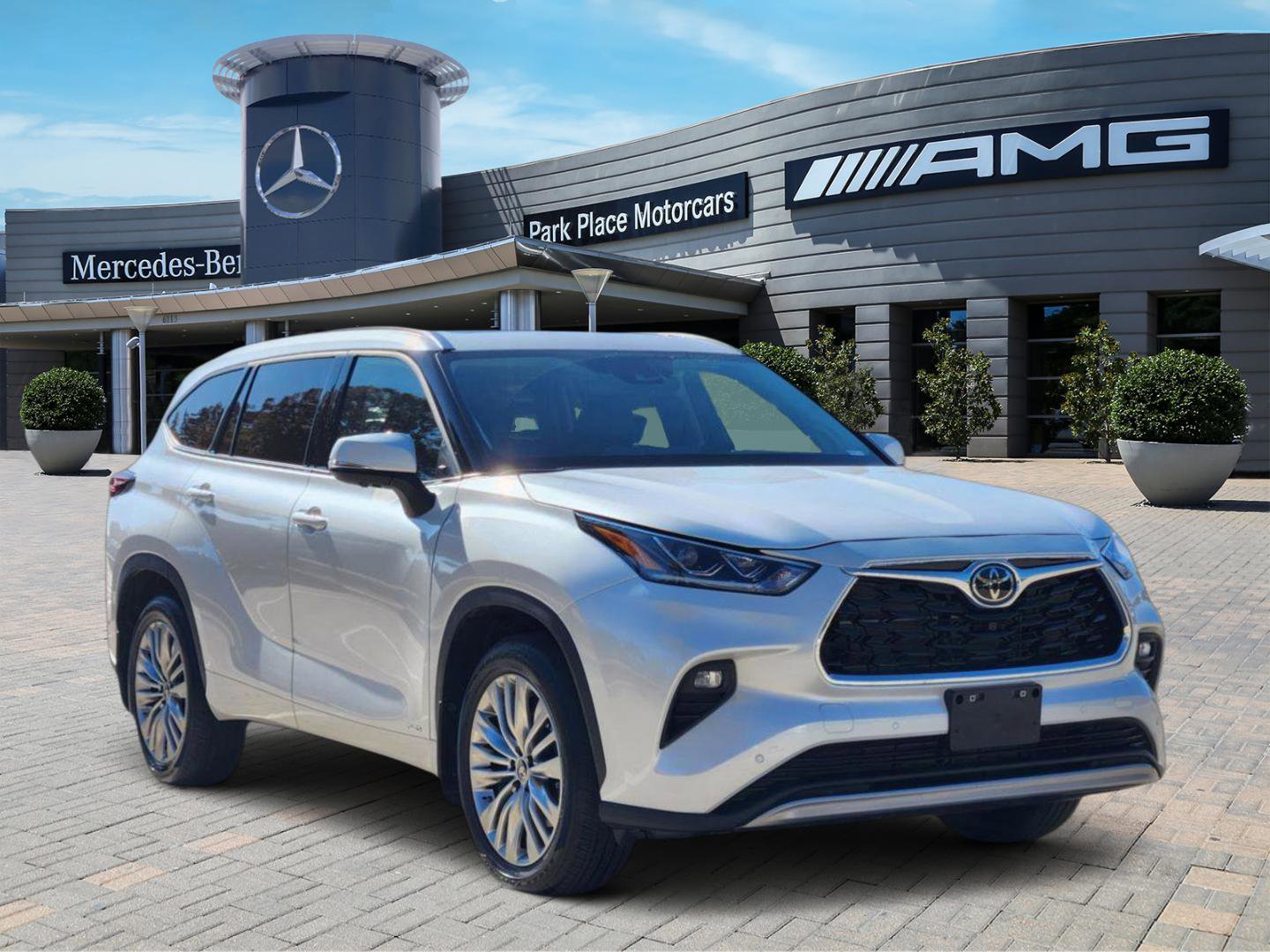 Used 2025 Toyota Highlander Platinum image 2
