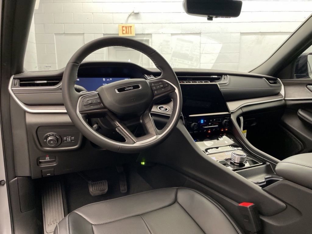 New 2025 Jeep Grand Cherokee Limited w/ Luxury Tech Group II image 9