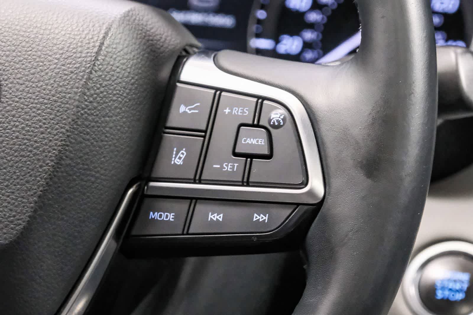 Used 2020 Toyota Highlander XLE AWD/4WD image 18