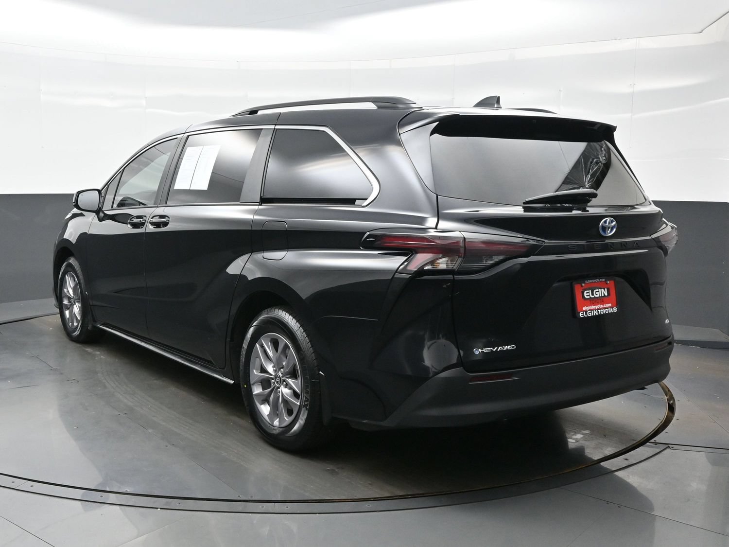 Used 2025 Toyota Sienna LE AWD/4WD image 4
