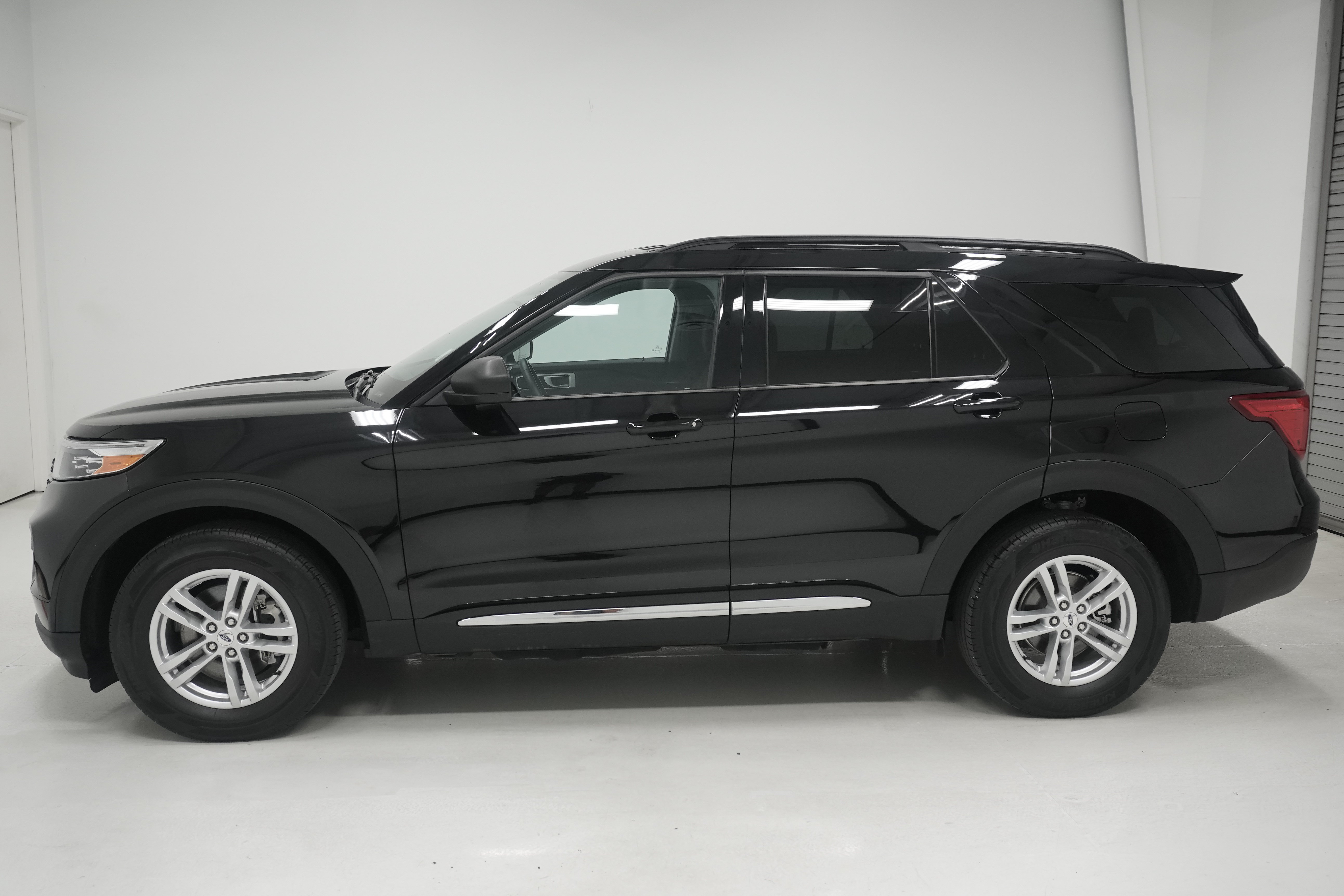 Used 2023 Ford Explorer XLT AWD/4WD image 7