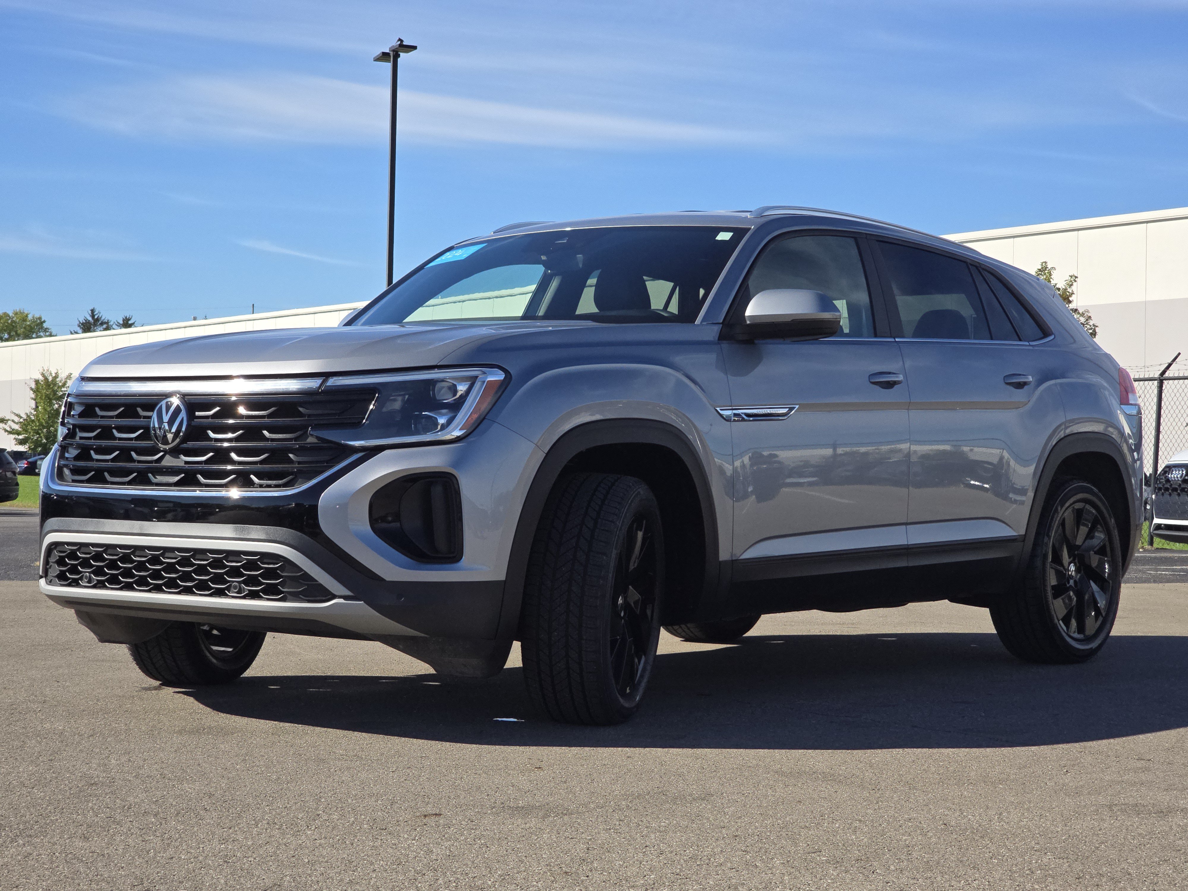 Used 2024 Volkswagen Atlas Cross Sport SE FWD image 3
