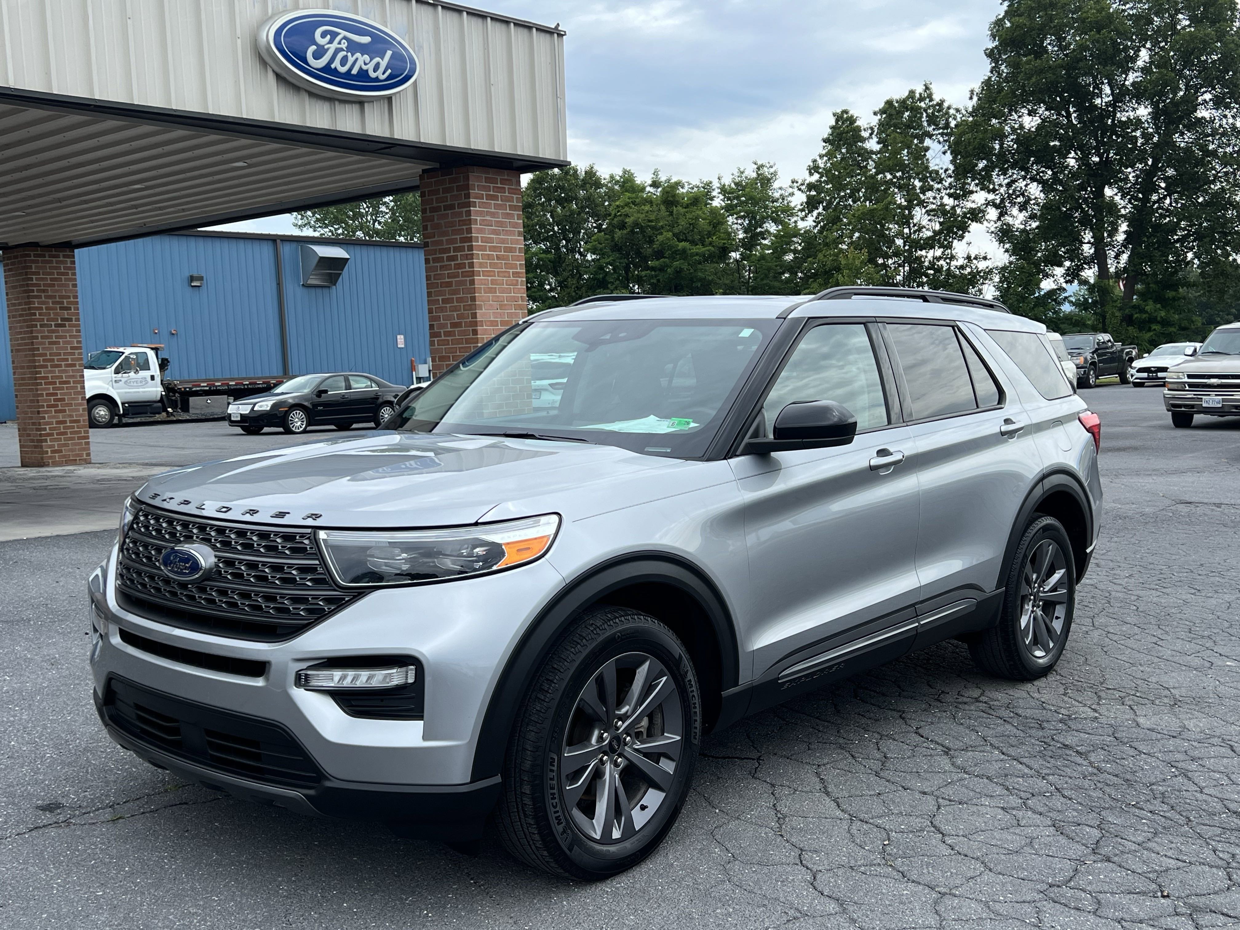 Used 2023 Ford Explorer XLT w/ Equipment Group 202A image 2