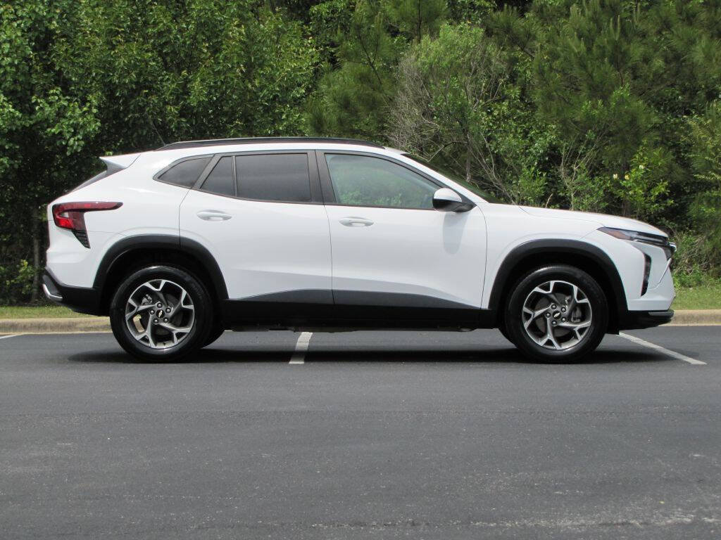 Used 2025 Chevrolet Trax LT w/ Driver Confidence Package FWD image 4