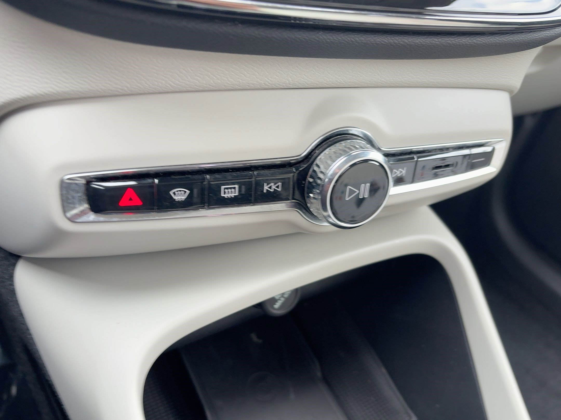 Used 2024 Volvo XC40 B5 Plus w/ Climate Package image 18