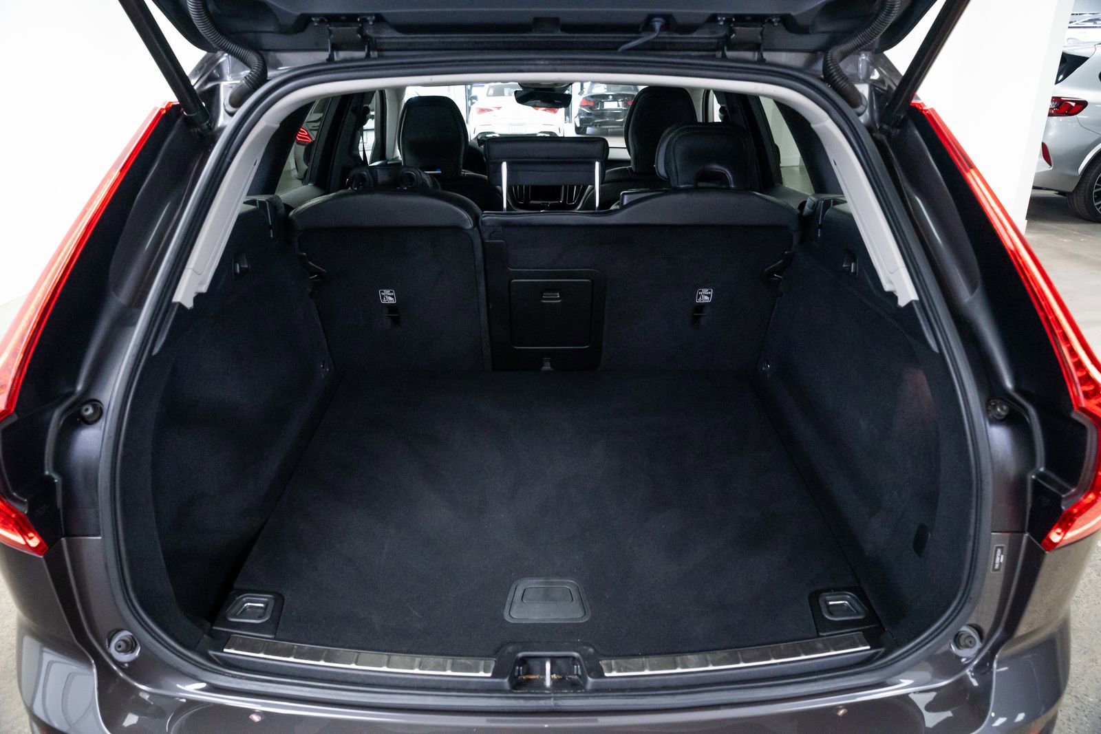 Used 2023 Volvo XC60 B5 Plus AWD/4WD image 8