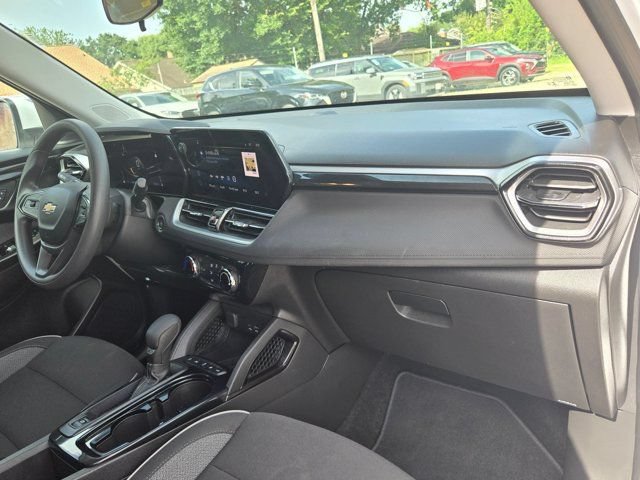 Used 2025 Chevrolet TrailBlazer LT AWD/4WD image 30