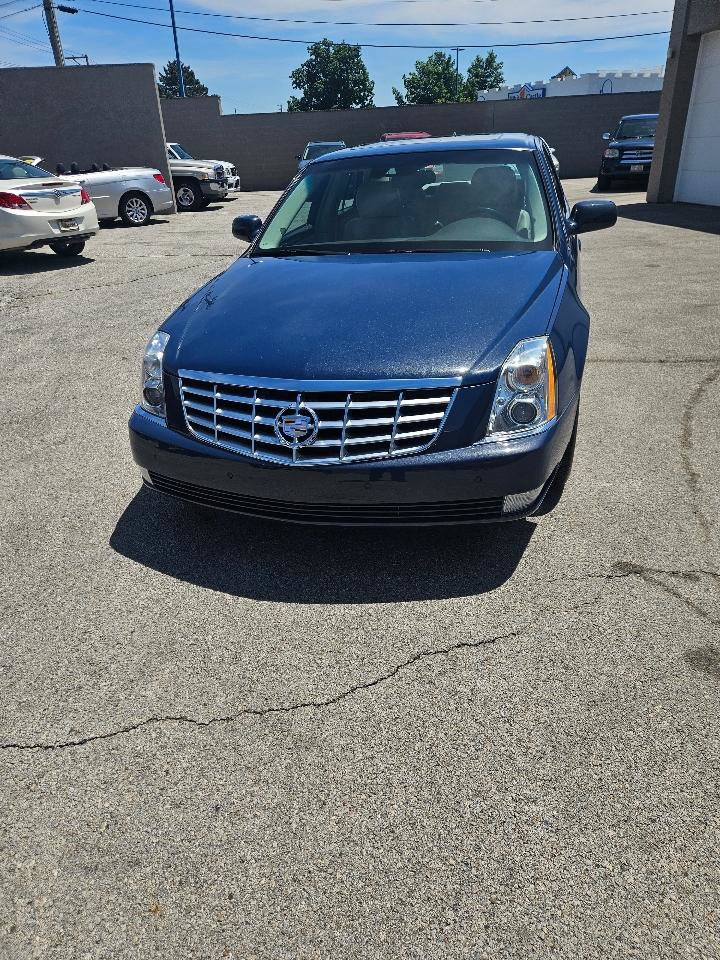 Used 2009 Cadillac DTS w/ Sun And Sound Package FWD image 2