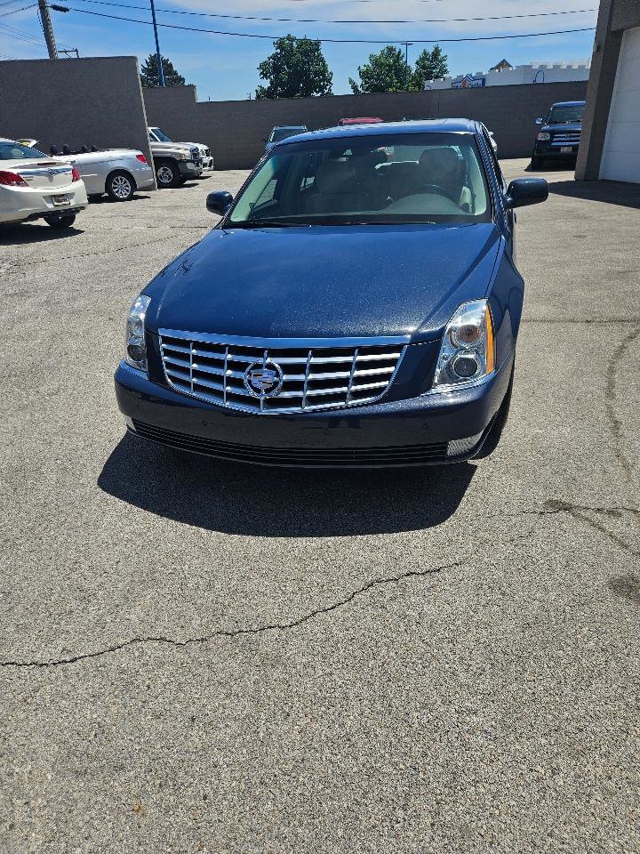 Used 2009 Cadillac DTS w/ Sun And Sound Package FWD image 2