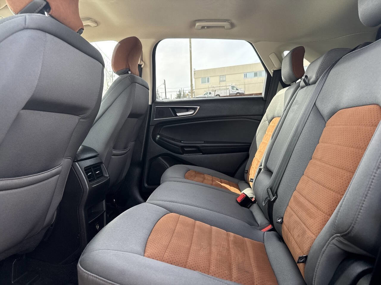 Used 2018 Ford Edge SEL w/ SEL Appearance Package image 23