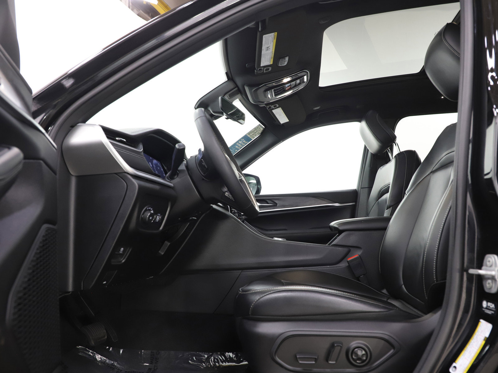 Used 2025 Jeep Grand Cherokee L Limited w/ Black Appearance Package image 24