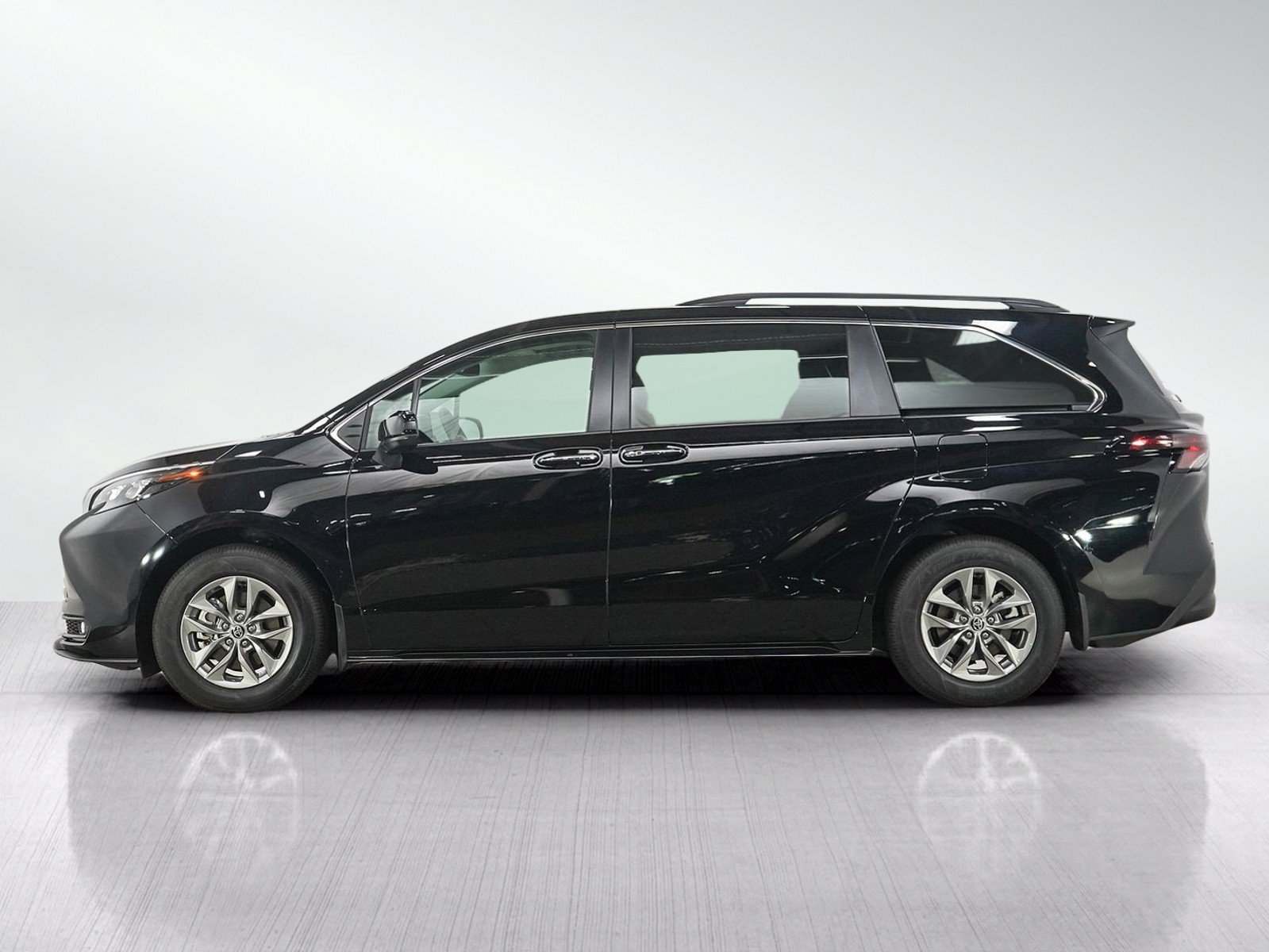 Used 2025 Toyota Sienna XLE w/ XLE Plus Package AWD/4WD image 2