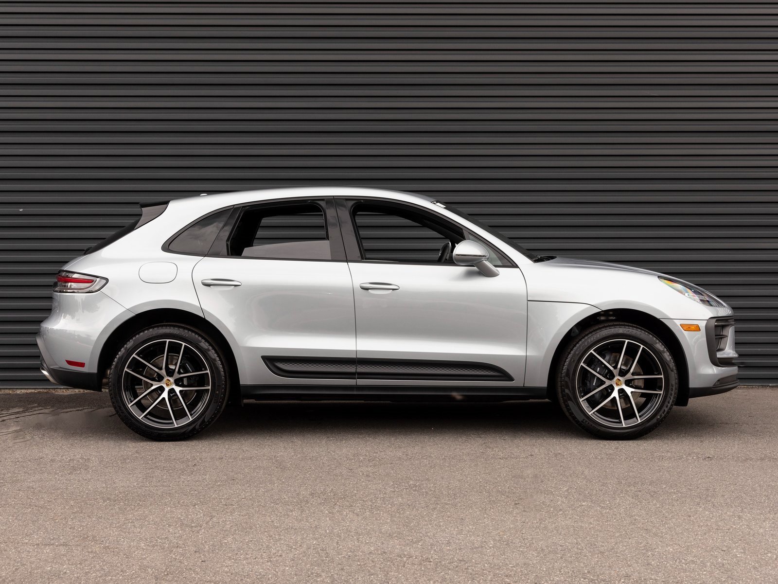 Certified 2025 Porsche Macan image 8