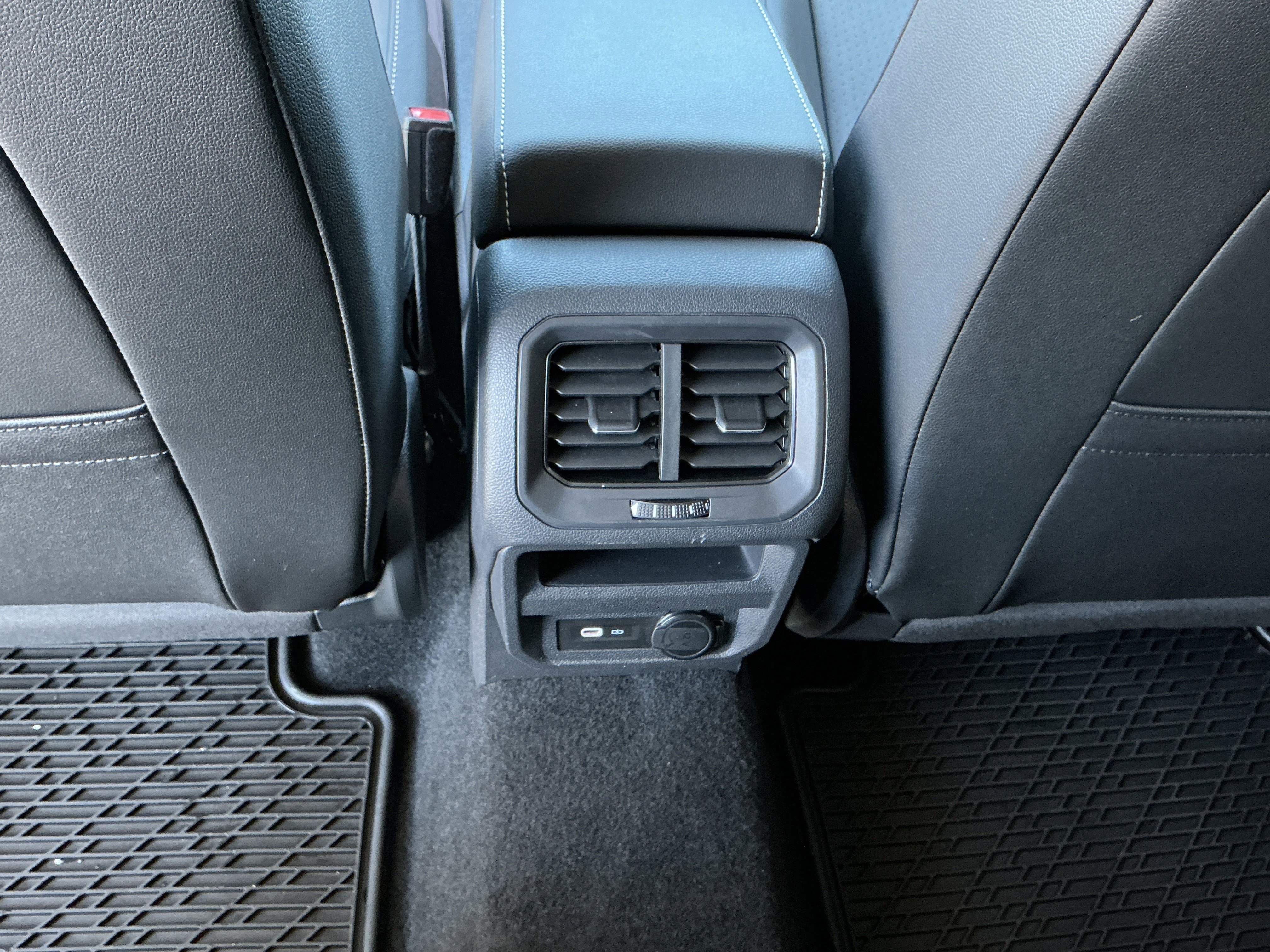 Used 2023 Volkswagen Tiguan SE image 28