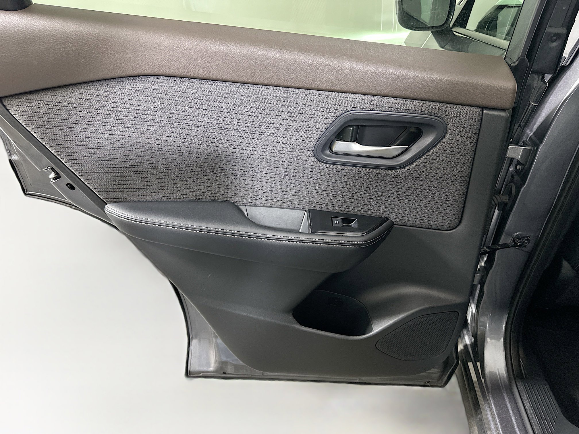 Used 2023 Nissan Rogue SV image 25