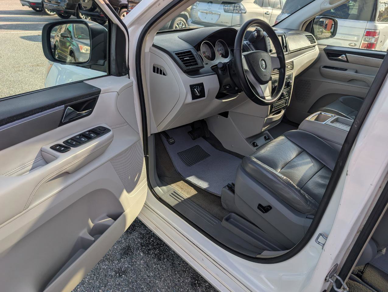 Used 2010 Volkswagen Routan SEL image 13