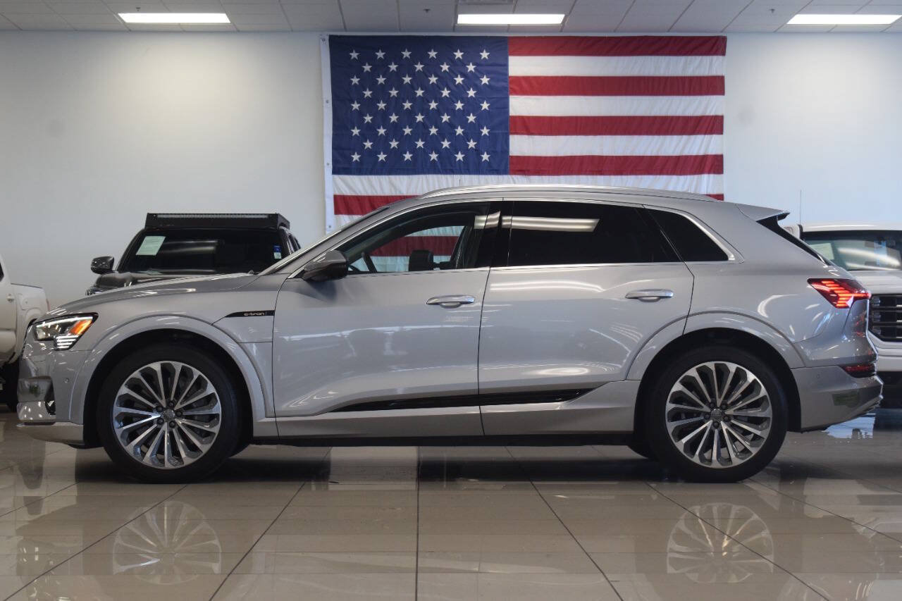 Used 2019 Audi e-tron Prestige w/ Prestige Package AWD/4WD image 17