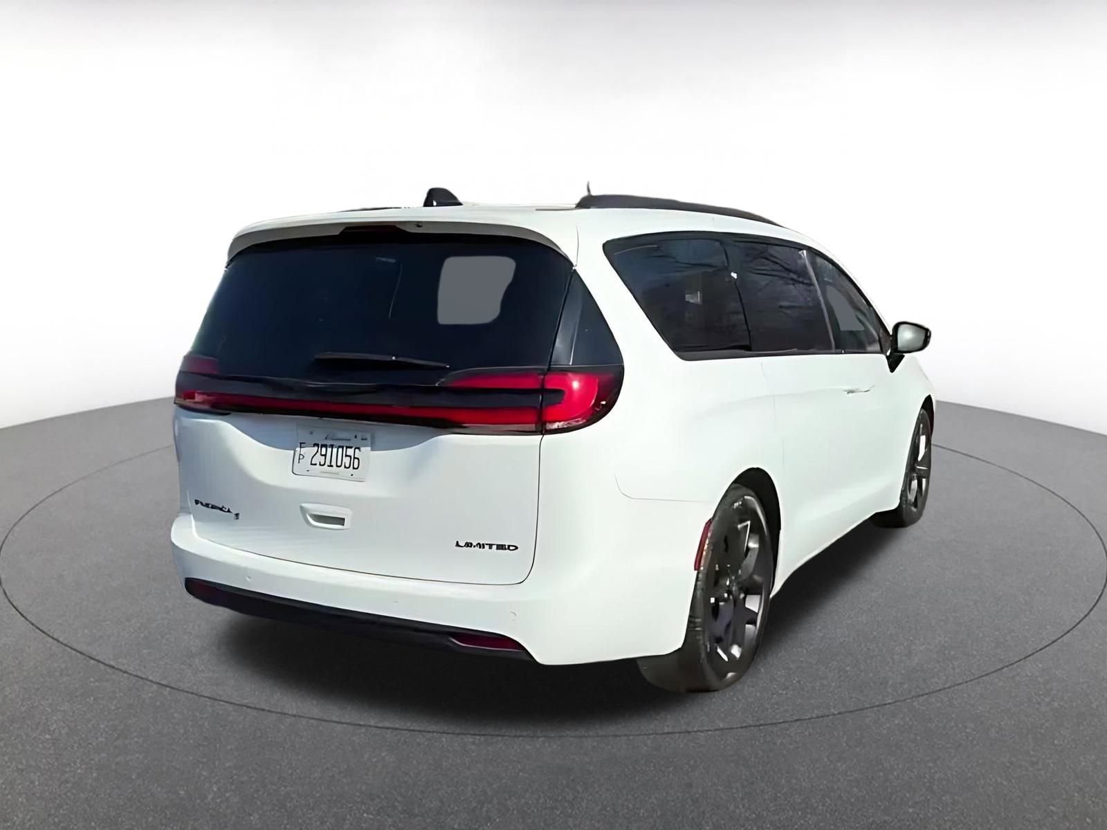 Used 2025 Chrysler Pacifica Limited image 14