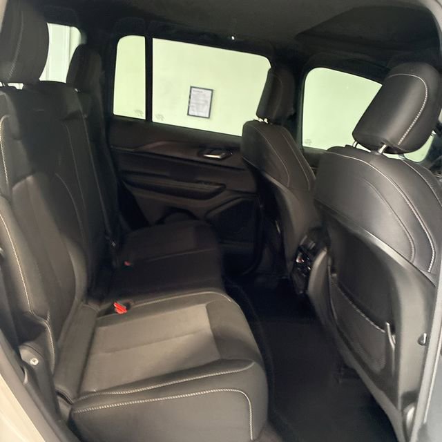 Used 2024 Jeep Grand Cherokee Laredo X w/ Trailer Tow Package AWD/4WD image 14