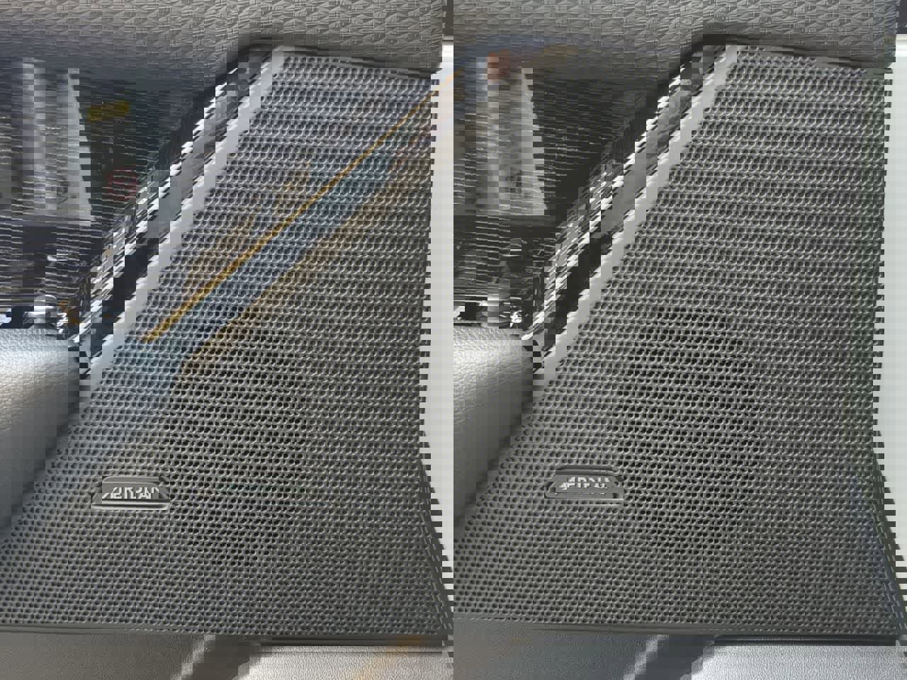 Used 2020 Land Rover Range Rover Velar R-Dynamic S image 32