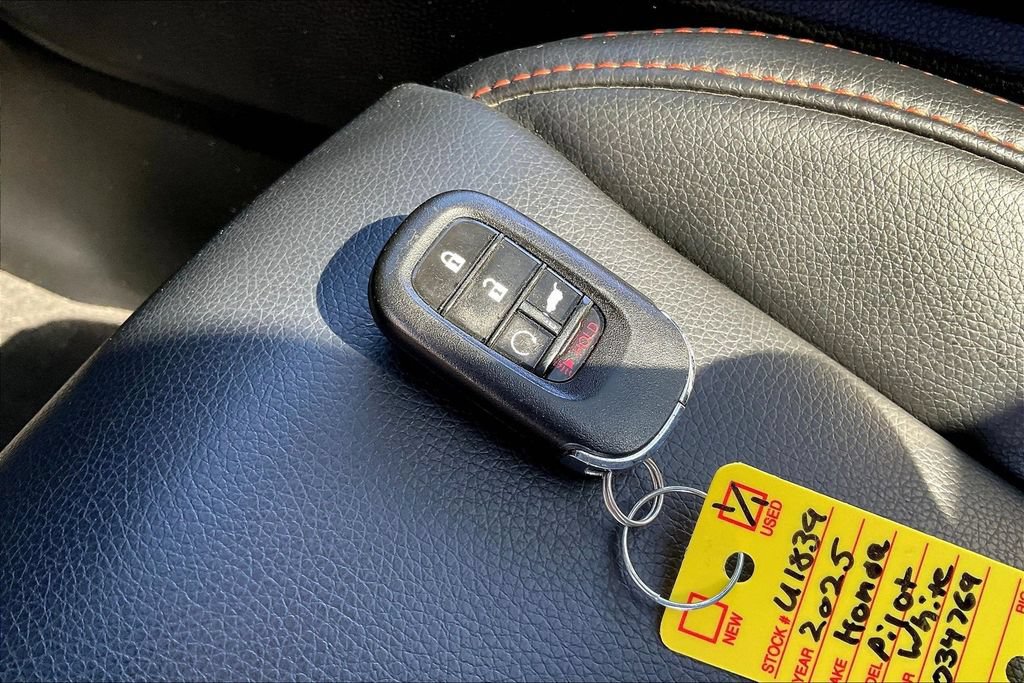 Used 2025 Honda Pilot TrailSport image 31
