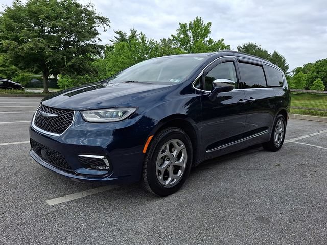 Used 2022 Chrysler Pacifica Limited AWD/4WD image 3