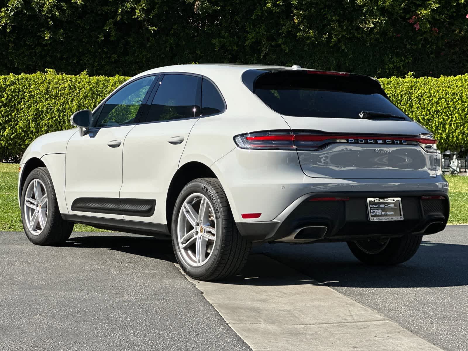 Certified 2025 Porsche Macan AWD/4WD image 3