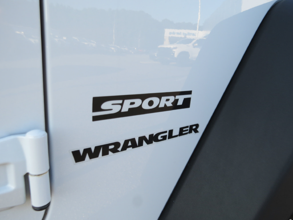 Used 2016 Jeep Wrangler Sport w/ Connectivity Group AWD/4WD image 11