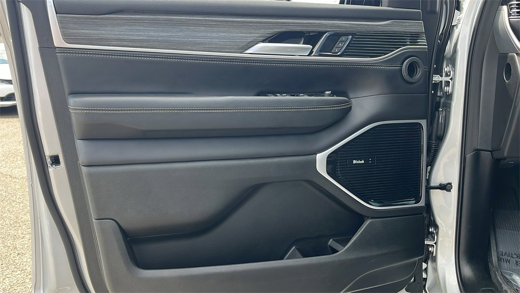 Used 2024 Jeep Wagoneer Series III w/ Premium Group I image 11