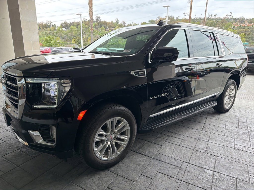 Used 2024 GMC Yukon XL SLT w/ SLT Premium Package image 2