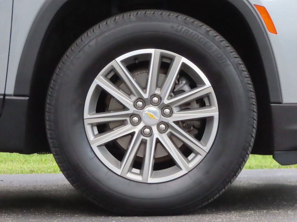 Used 2023 Chevrolet Traverse LT image 16