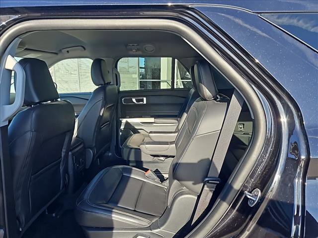 Used 2023 Ford Explorer XLT w/ Equipment Group 202A image 7