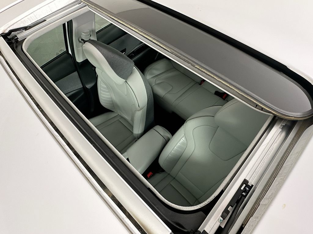 Used 2023 Hyundai Elantra Limited w/ Preferred Accessory Package image 22